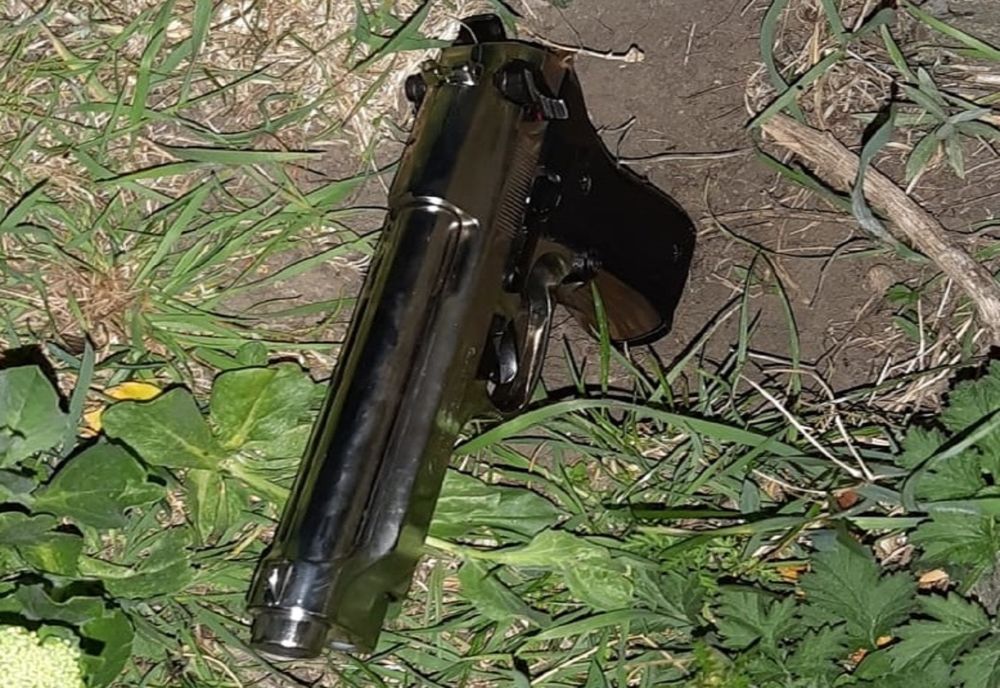 Scandalagii din Solești reținuți de polițiști după ce au amenințat cu arma un bărbat din Miclești!