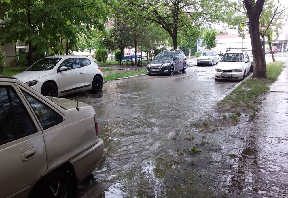 Mai multe străzi din Bârlad sub ape după o ploaie torențială - FOTO