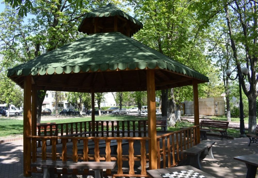 Parcul „V.I.Popa” din centrul Bârladului are un foișor nou