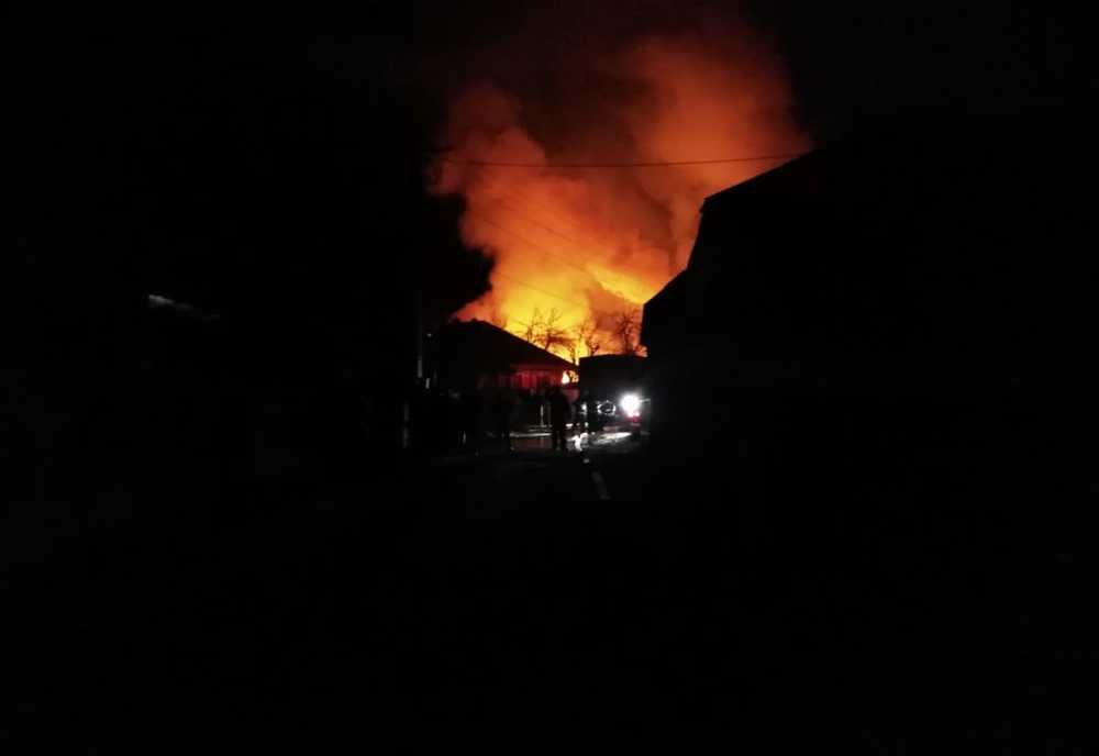 Locuință cuprinsă de flăcări la Rânzești, noaptea trecută!