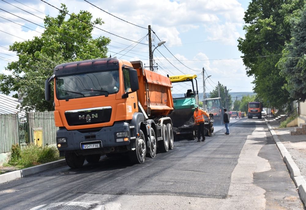  Bârlad: s-a reluat asfaltarea la Pachetul de 20 de străzi 