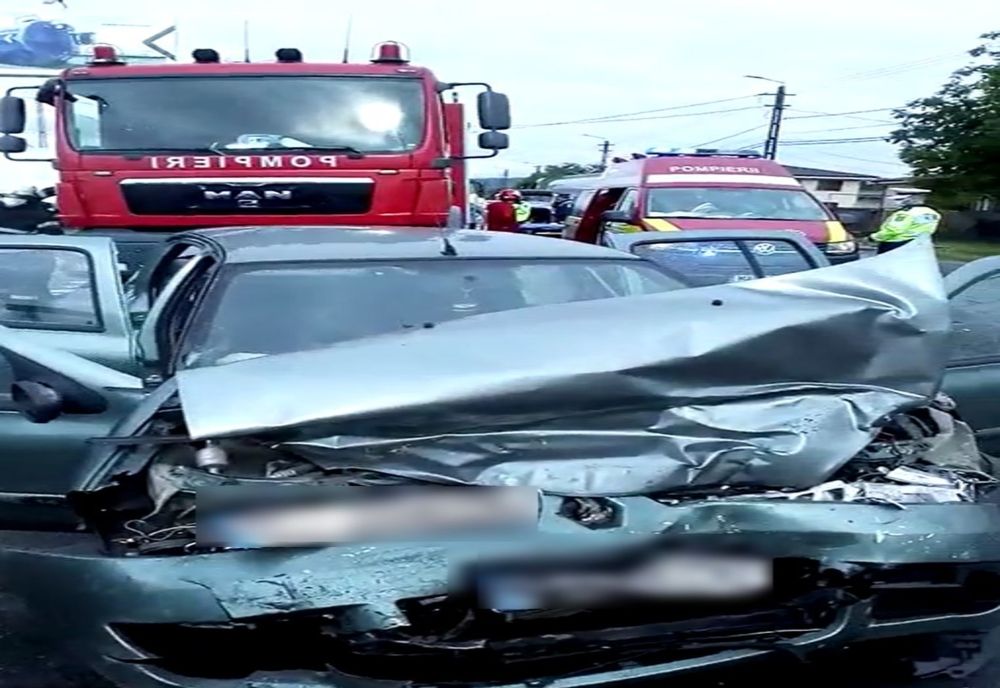FOTO | Accident cu trei maşini în Gilău! Un bărbat a fost grav rănit
