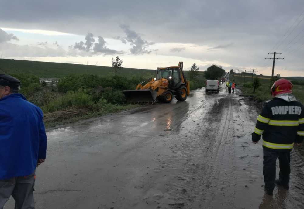 Pompierii bârlădeni au degajat un drum afectat de ploaie pentru a înlesni accesul unei ambulanțe - VIDEO