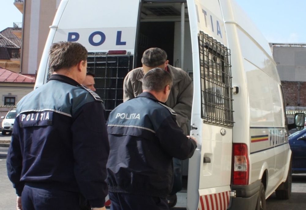 Hoți reținuți de polițiști pentru spargerea unei locuințe!