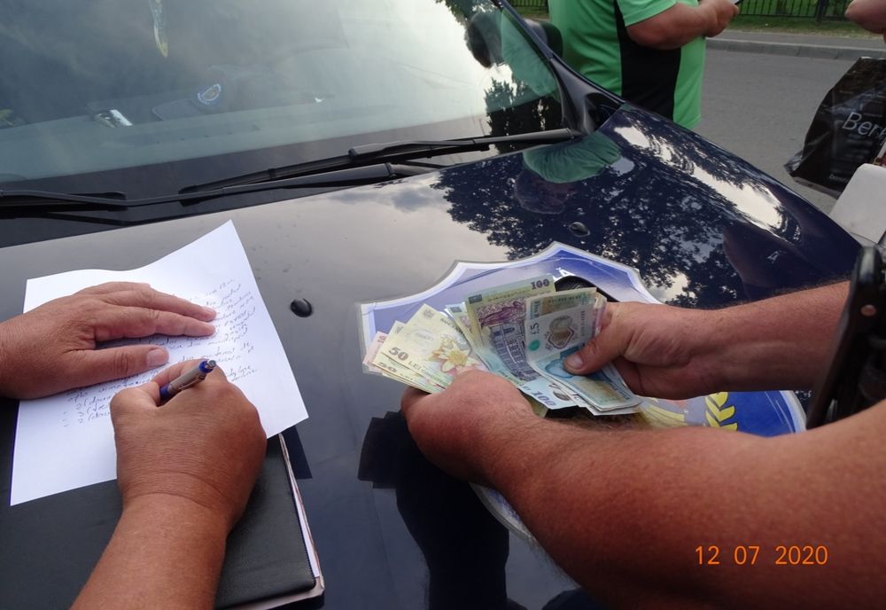 GEST FRUMOS: o femeie din Bârlad a predat polițiștilor un portofel găsit pe o bancă din Parcul „Mihai Eminescu”!