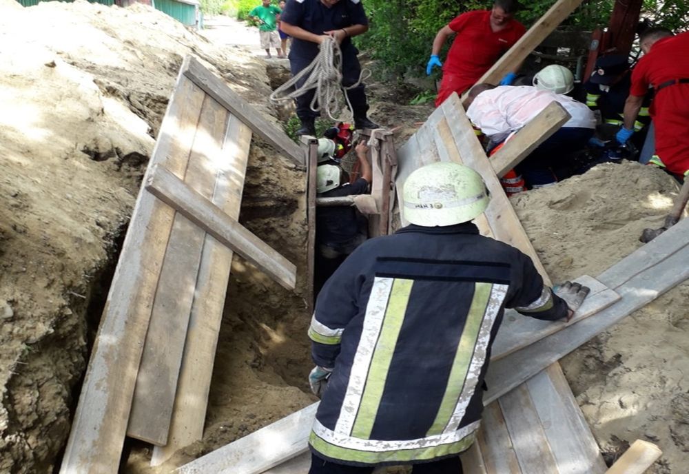 Negrești: bărbat prins sub un mal de pământ. Pompierii fac eforturi pentru a-l salva