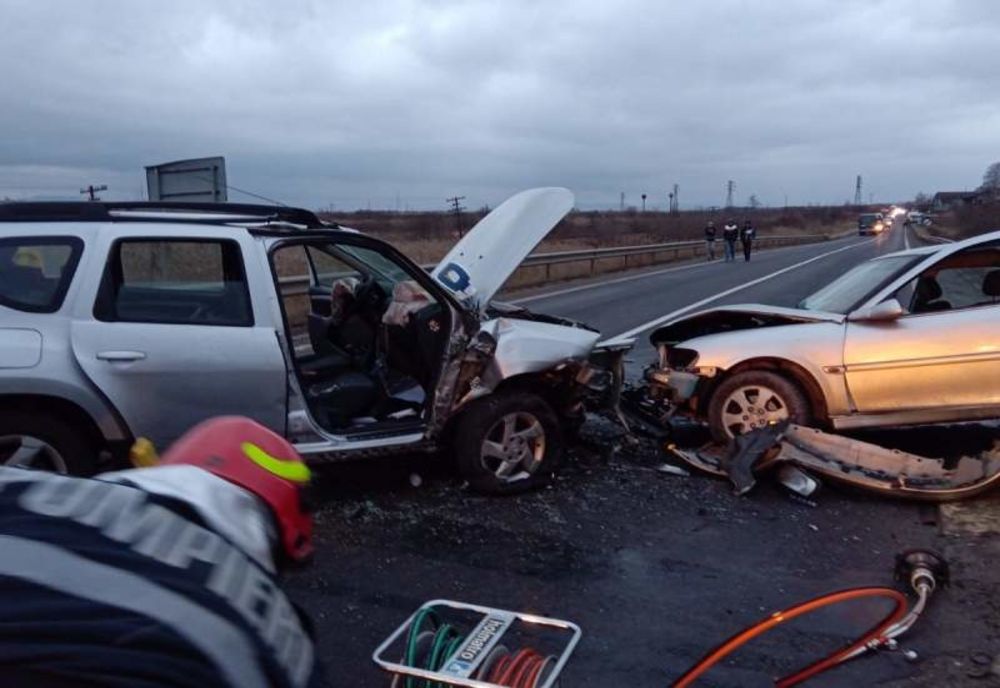 Trei persoane au ajuns la spital din cauza unei depășiri neregulamentare efectuate de un șofer beat