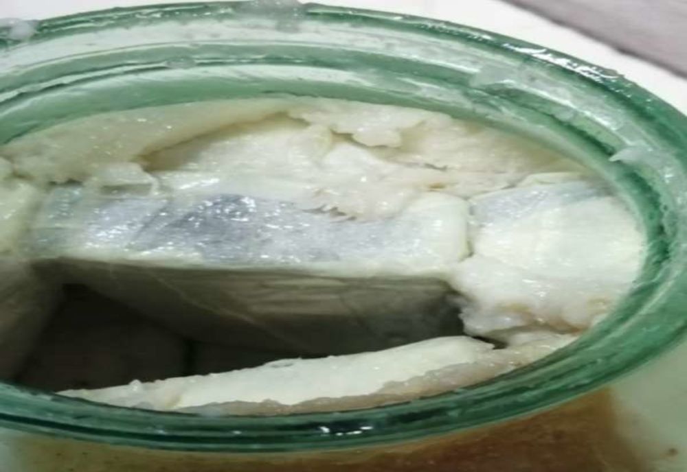 Țigări de contrabandă ascunse în borcane cu şuncă de porc şi cutii de pudra de cacao