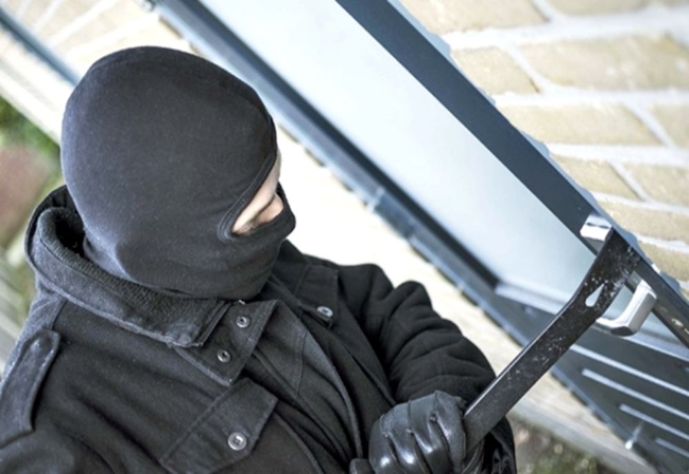 Hoț prins după ce a furat un laptop dintr-un hotel