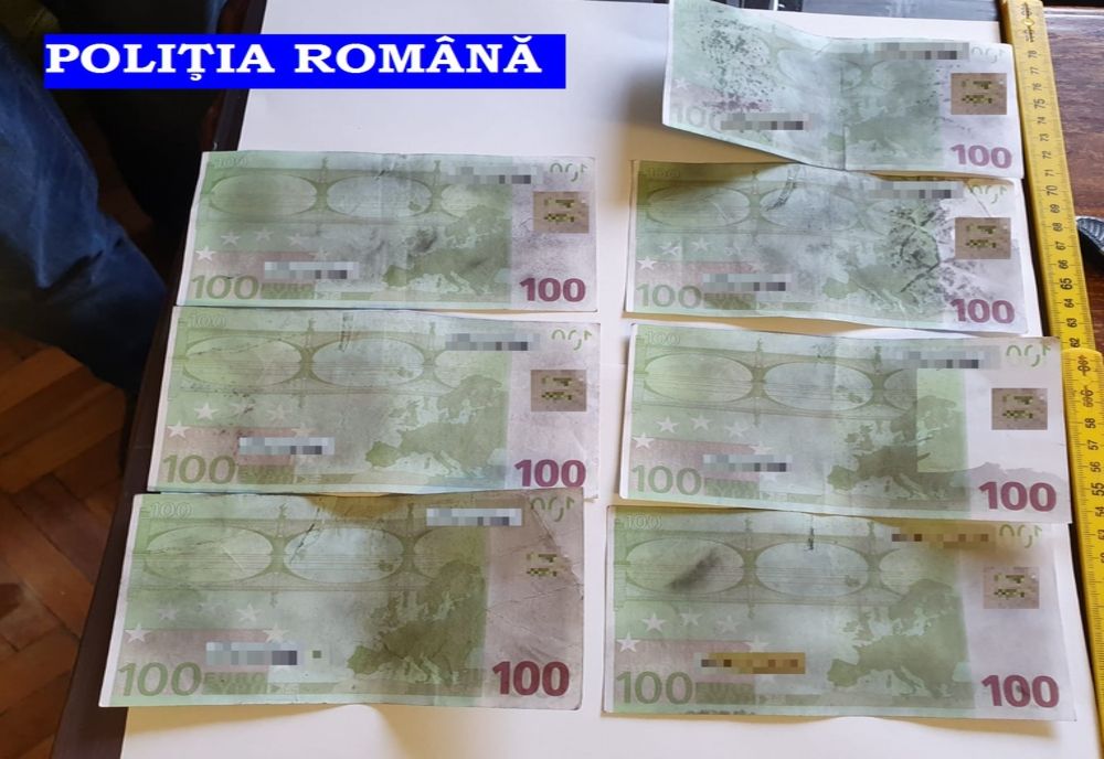 FLAGRANT: Cumpărau laptop-uri cu bancnote euro contrafăcute