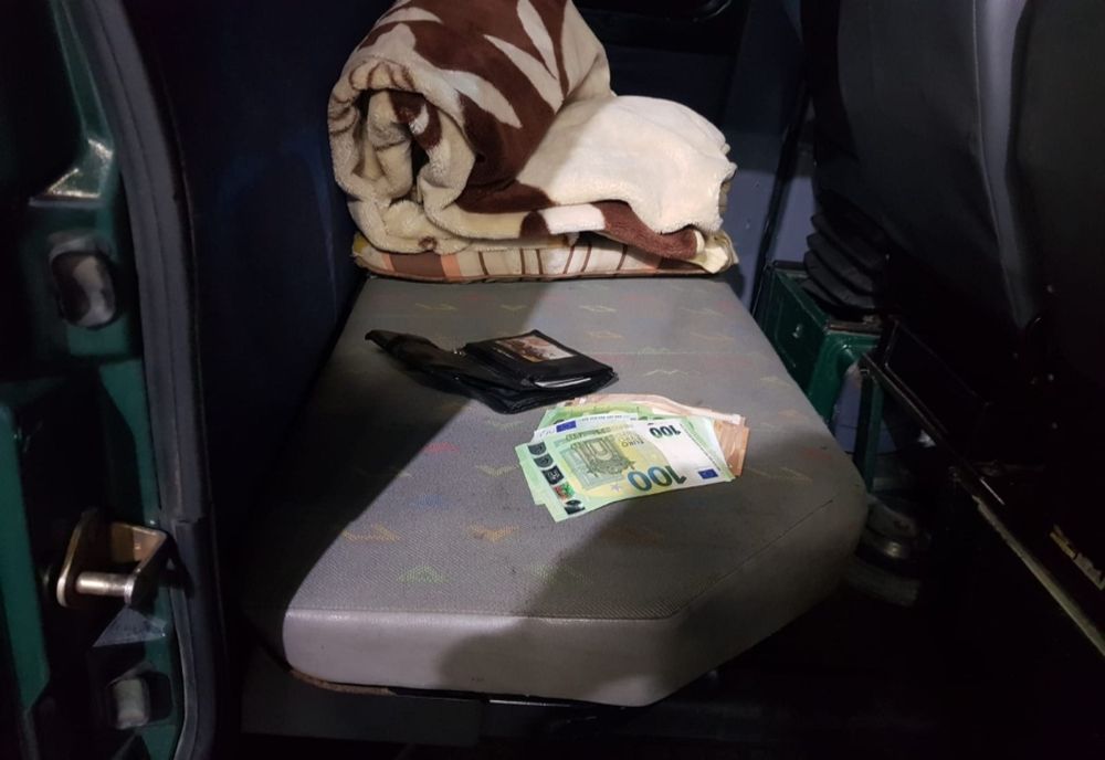 Bărbat descoperit cu bani nedeclarați în Vama Albița