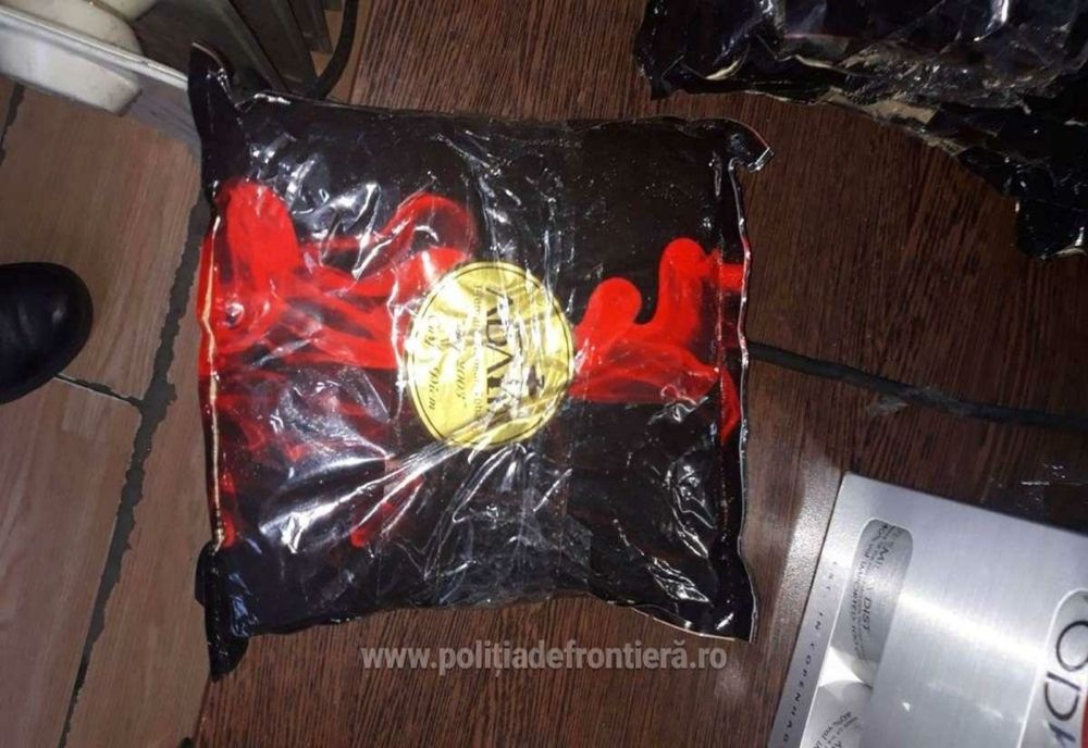 Contrabandist inventiv! Aromă de narghilea ascunsă într-o ladă cu nisip