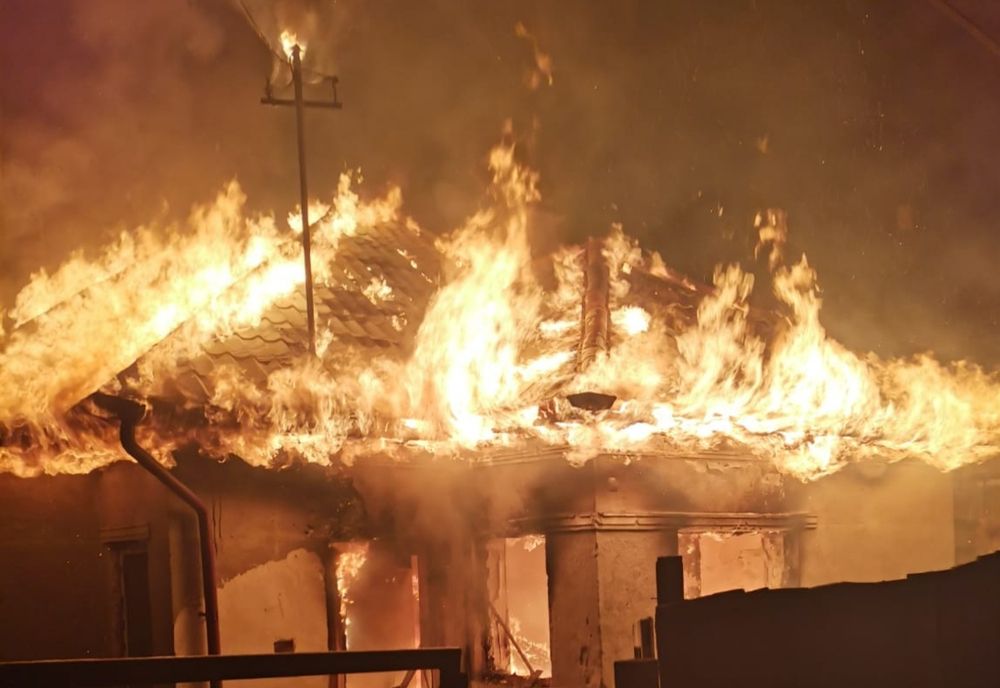 Locuință făcută scrum! Focul a fost pus intenționat! (FOTO)