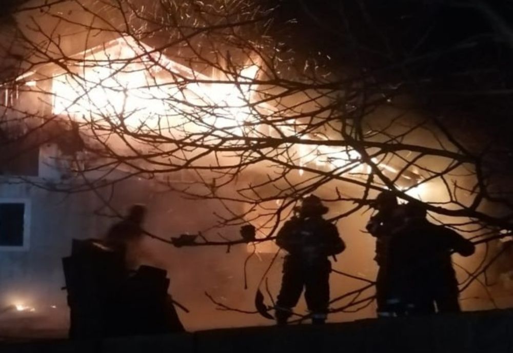 Locuinţă salvată de pompieri (FOTO)