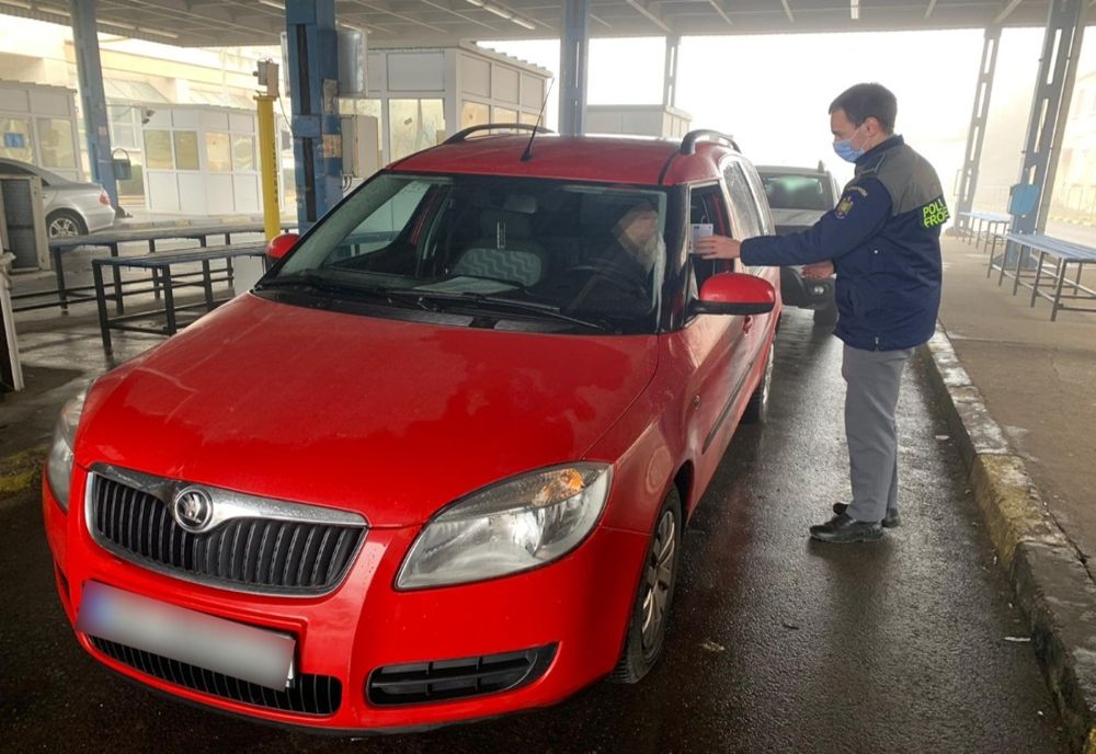 Autoturism radiat din circulație și cu numere false de înmatriculare, descoperit la controlul de frontieră