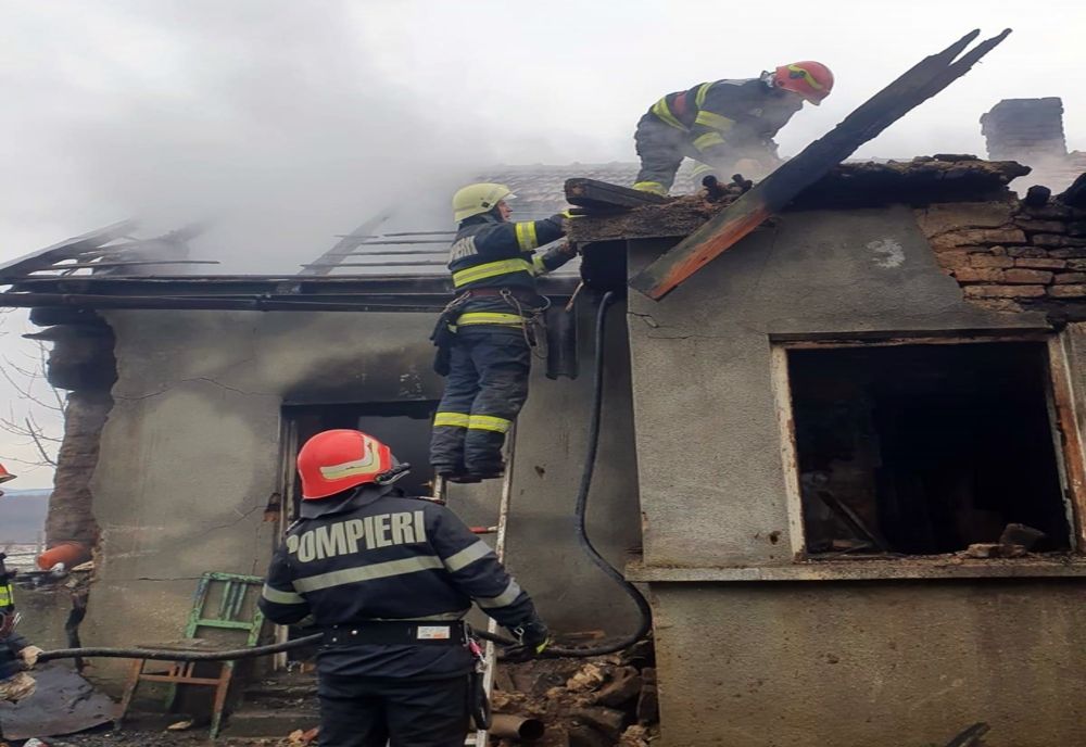 Bătrân de 90 de ani, dus la spital cu arsuri după ce a încercat să stingă un incendiu