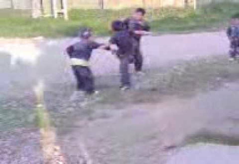 Copil din Vaslui bătut cu bestialitate de mai mulți adolescenți