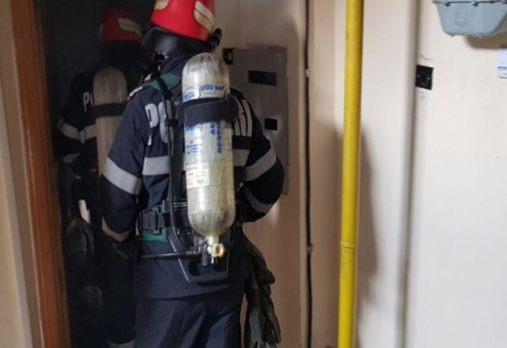 Balcon în flăcări din cauza unei țigări