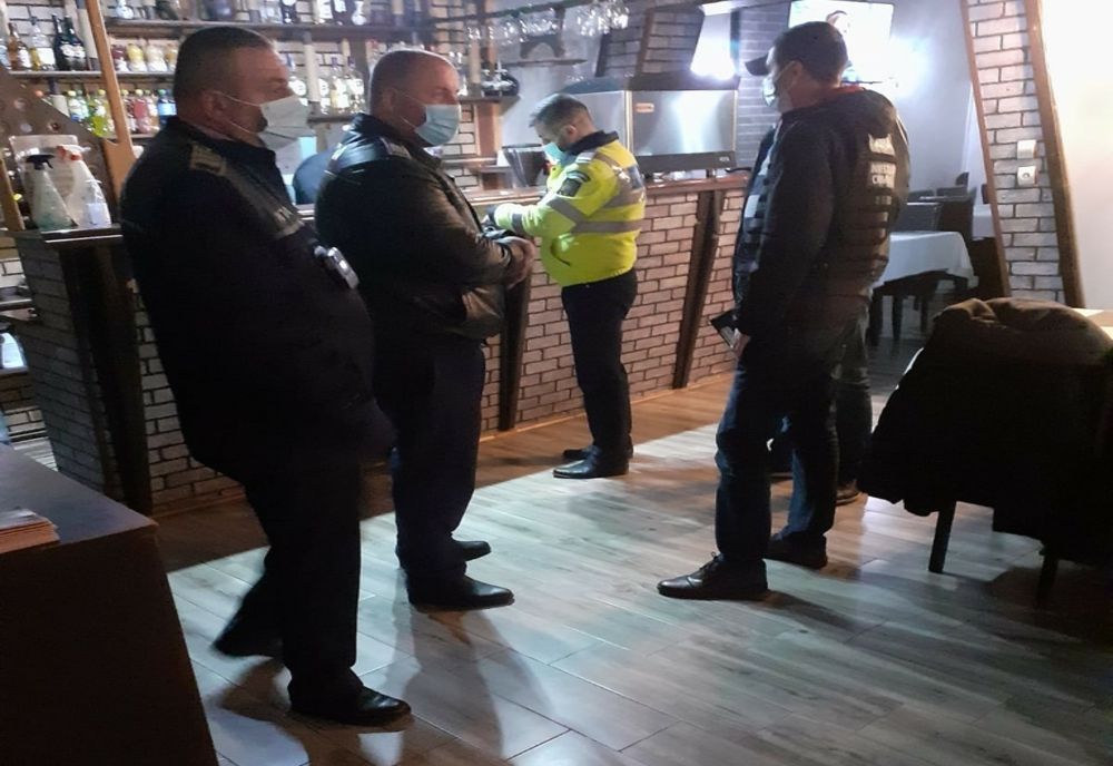 Peste 205 de polițiști au acționat în ultimele 24 de ore pentru verificarea respectării măsurilor de protecție sanitară în contextul pandemiei Covid-19.