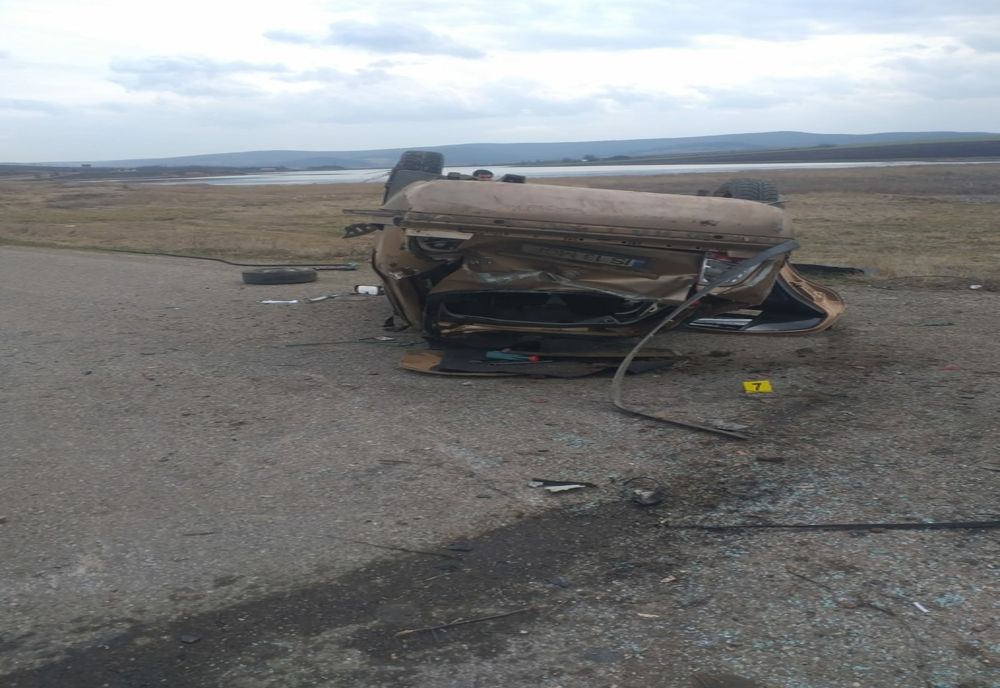 Autoturism răsturnat la ieșirea din orașul Negrești