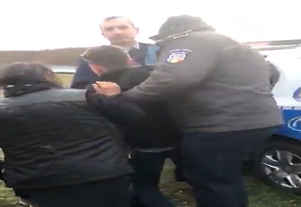 Poliţist agresat în Murgeni după ce a pus cătușele unui minor - VIDEO