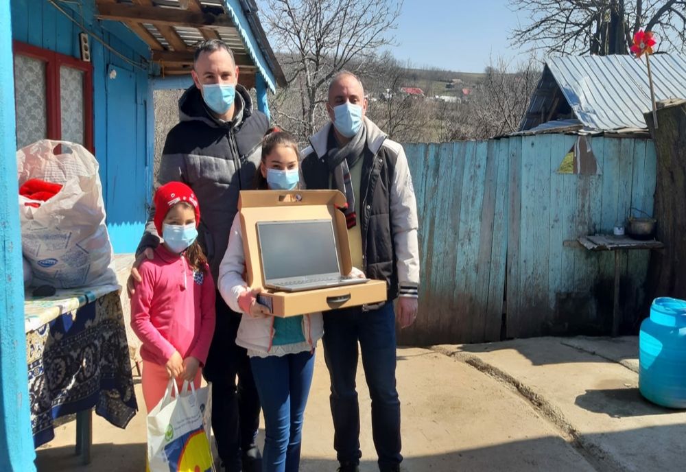 Două fetițe din Oșești ajutate de polițiștii de la Rutieră!