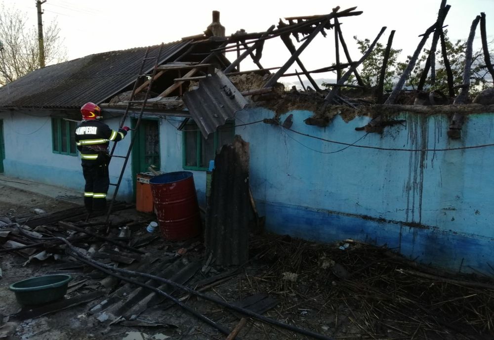 Locuință cuprinsă de flăcări la Oțetoaia