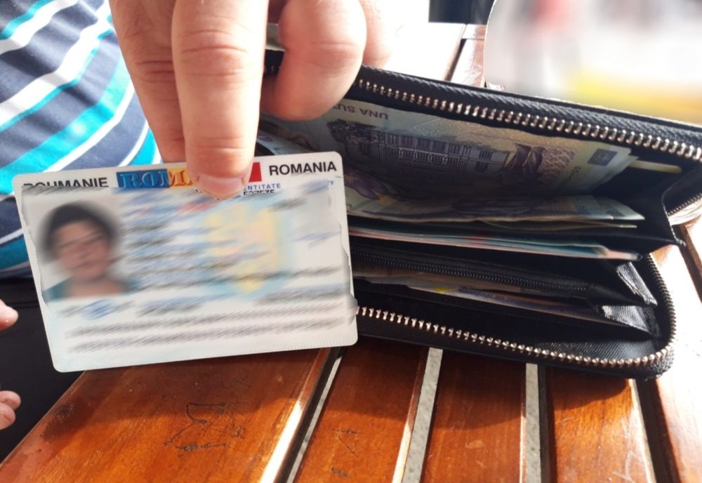Portofel pierdut, restituit proprietarului de către polițiștii de frontieră