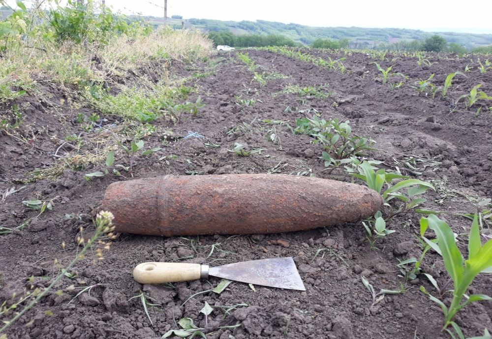 Proiectil neexplodat găsit pe un câmp