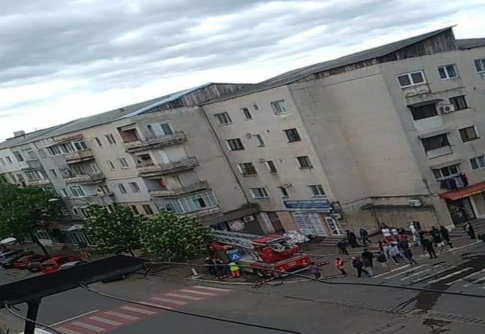 Panică într-un bloc din Bârlad! Șase persoane s-au autoevacuat, iar 15 au fost salvate de pompieri 
