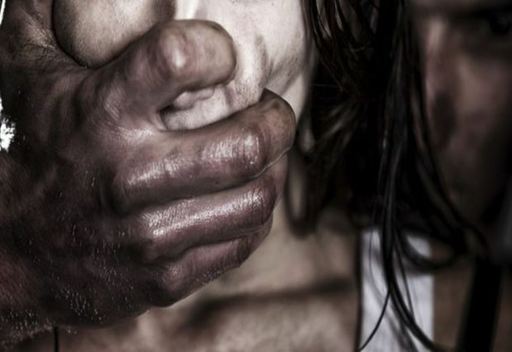 Două fetiţe de 11 şi 13 ani au fost violate la Bârlad! Una dintre victime este însărcinată în cinci luni, cu tatăl său! Agresorii sunt cercetaţi în libertate