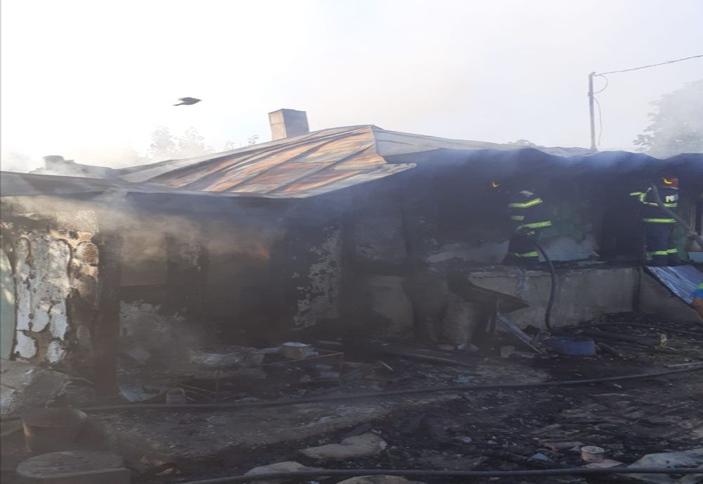 Locuință distrusă de flăcări din cauza unei țigări nestinse! Proprietarul beat, scos pe geam de un polițist