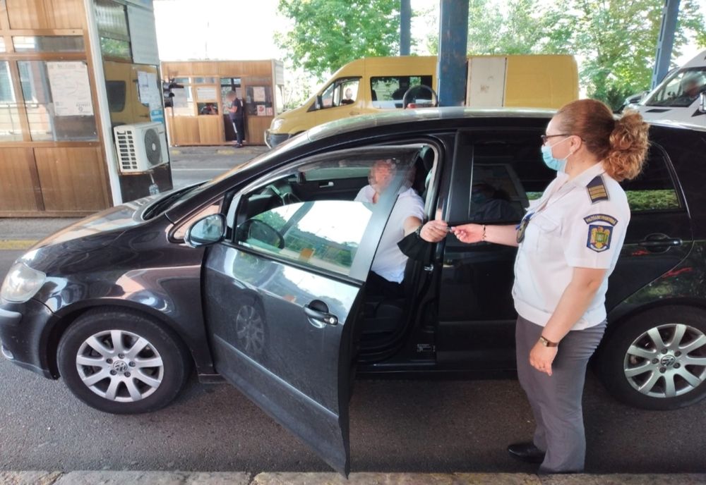 Doi bărbați cercetați pentru o carte de identitate falsă descoperită asupra lor