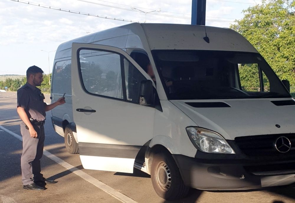 A încercat să treacă vama la volan, fără drept