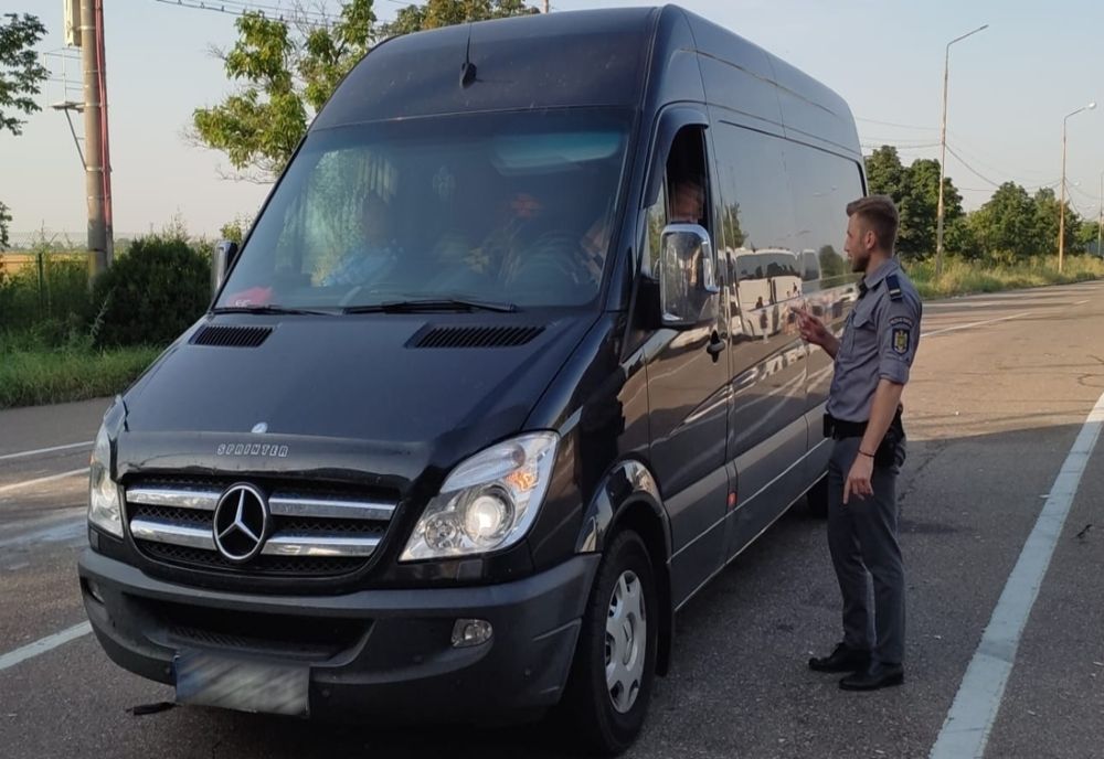 Autoturism cu I.T.P. fals, depistat în trafic de polițiștii de frontieră 