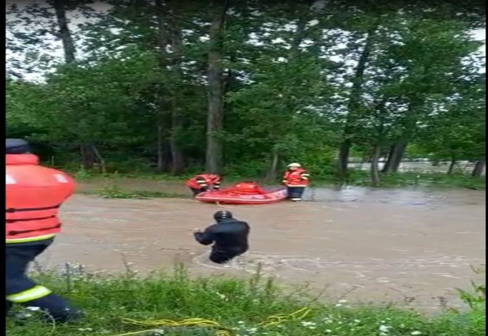 Bărbat evacuat dintr-o locuință afectată de inundații