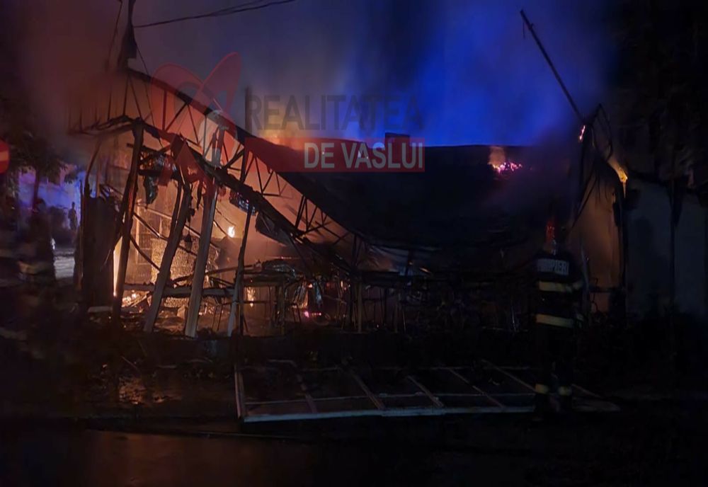Magazin SH din Bârlad, mistuit de flăcări noaptea trecută - FOTO&VIDEO