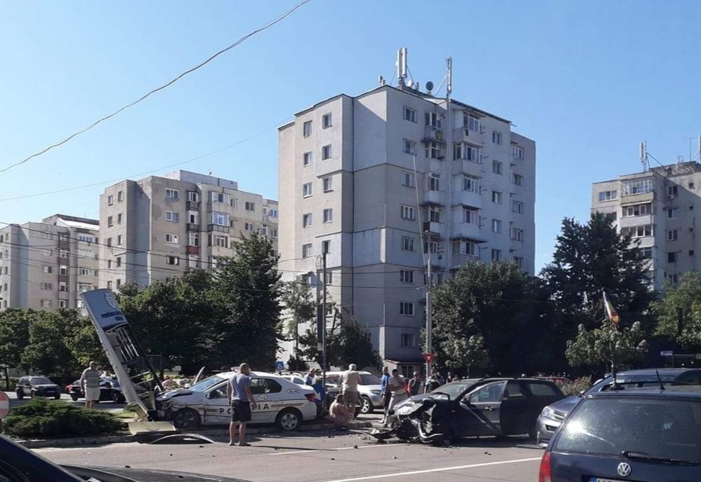 Accident în Bârlad! Una dintre mașinile implicate este o autospecială de poliție 
