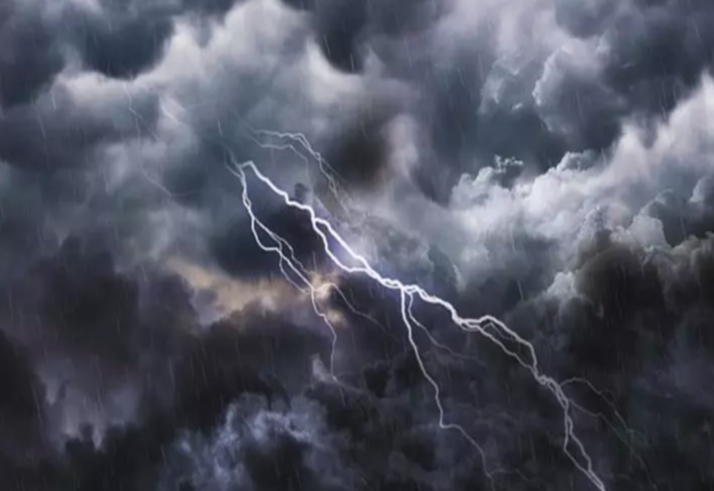 Meteorologii au emis cod galben și portocaliu de vreme rea pentru următoarele două zile! Vezi regiunile afectate