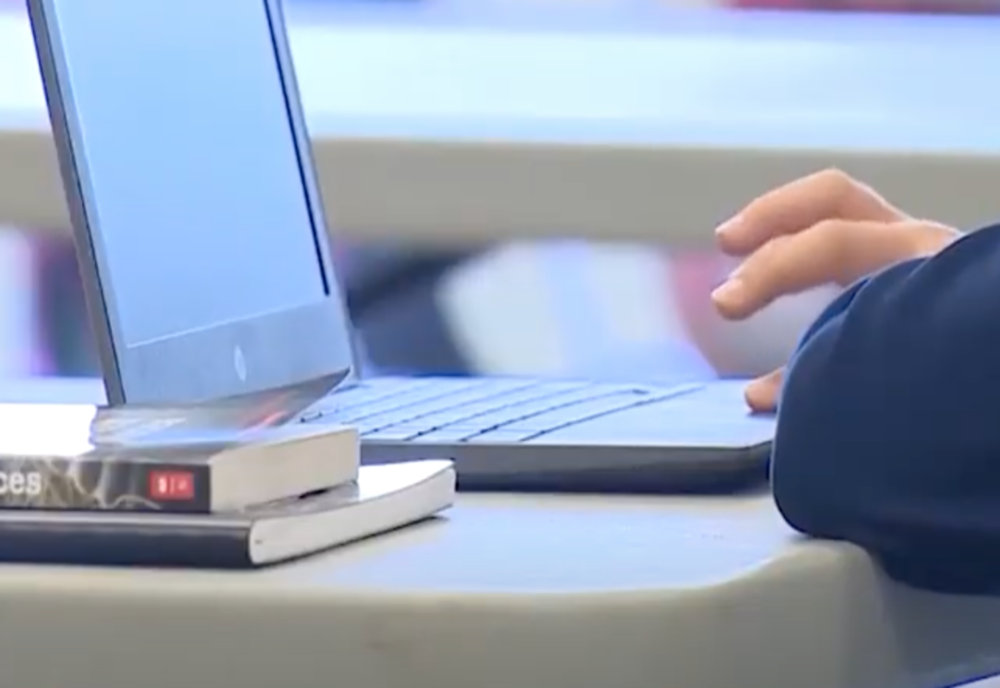 Se renunță definitiv la școala online? Solicitarea partidului AUR