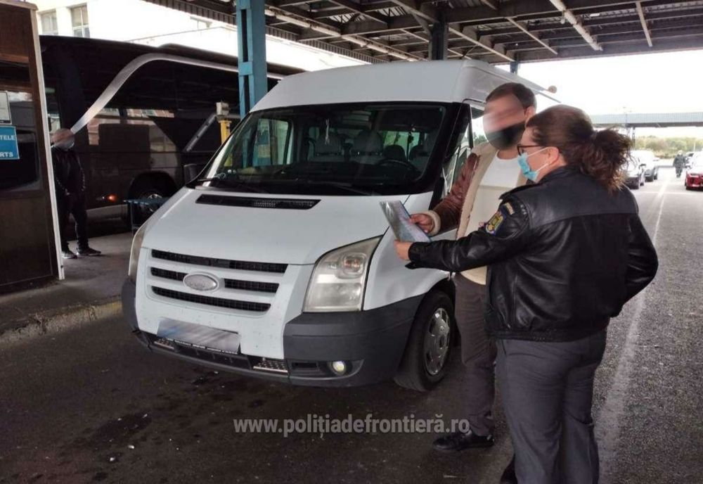 Intenționa să intre în România cu un microbuz, fără asigurare auto obligatorie 