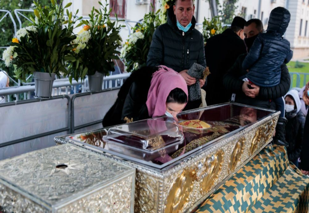 Coadă de enoriași la racla cu moaştele Sfintei Parascheva. Pelerinajul nu respectă normele de protecție sanitară