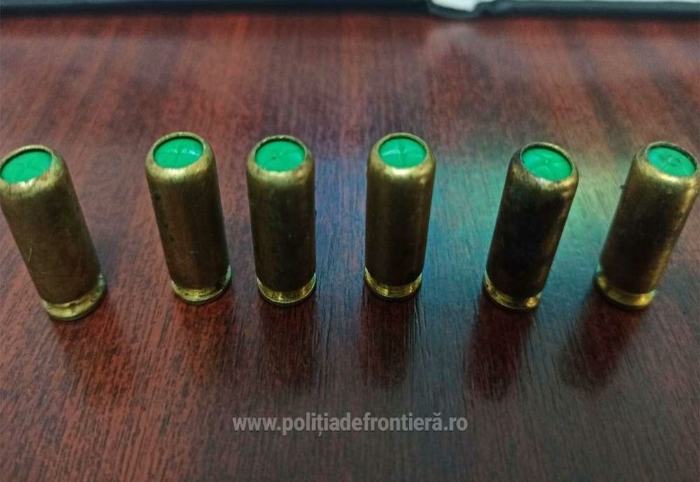 6 cartușe neletale ascunse în interiorul unui autoturism transportat pe platformă, descoperite la Albița