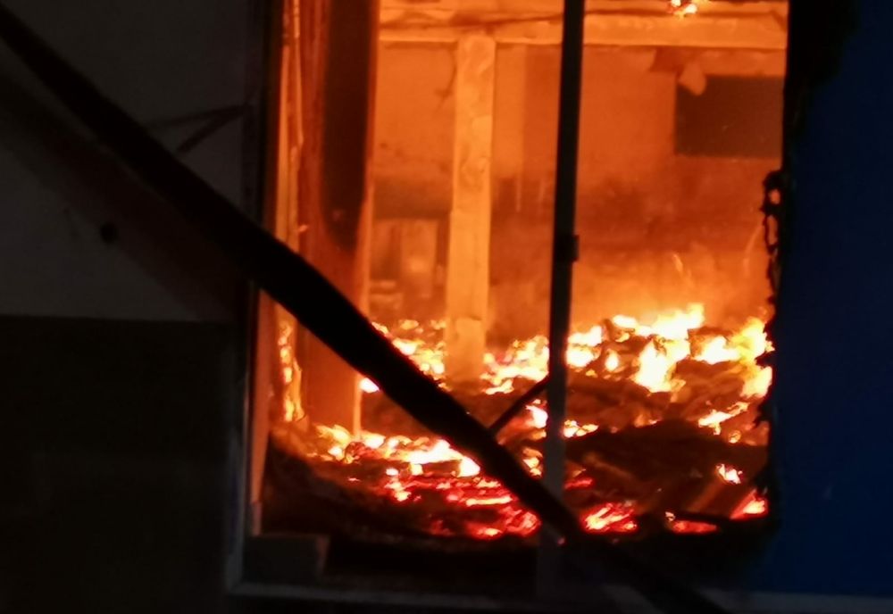 Incendiu puternic la Codăești: cel puțin două case cuprinse de flăcări - VIDEO