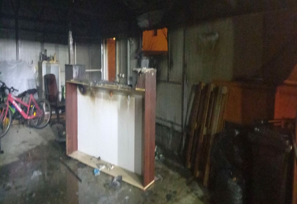 O femeie a fost la un pas să ajungă la spital după ce garajul i-a fost cuprins de flăcări