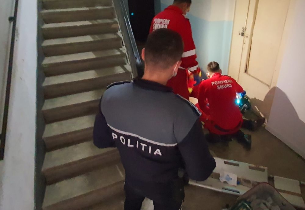 Femeie căzută de la etaj, pe casa scării 