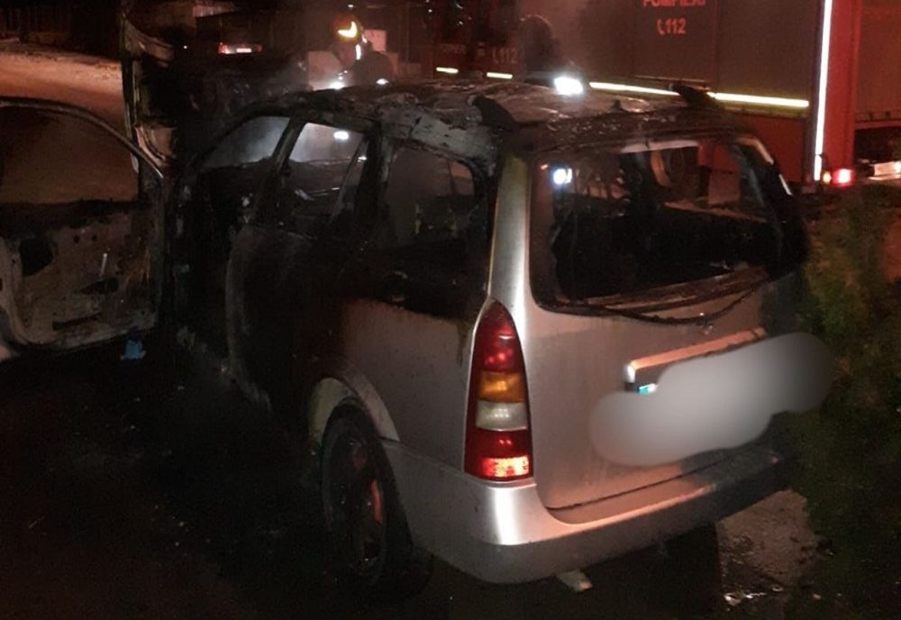 O mașină a ars ca o torță din cauza unui încărcător pentru telefon