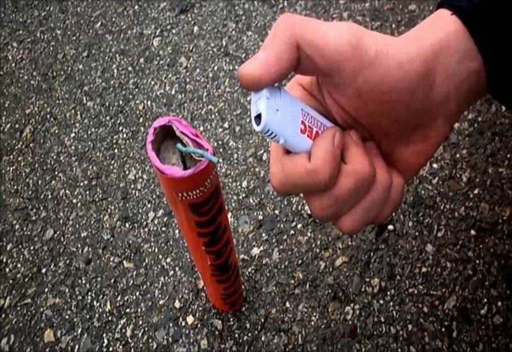 Un tânăr a fost prins cu 30 de kilograme de petarde și artificii