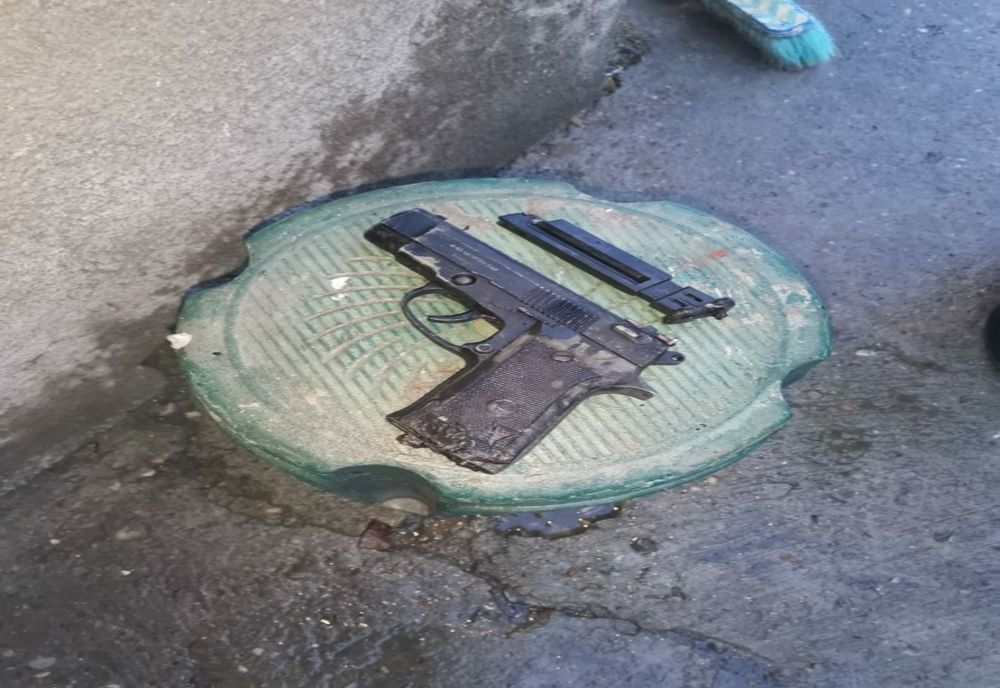 Pistol cu bile metalice descoperit în urma unui incendiu la o casă din Bârlad