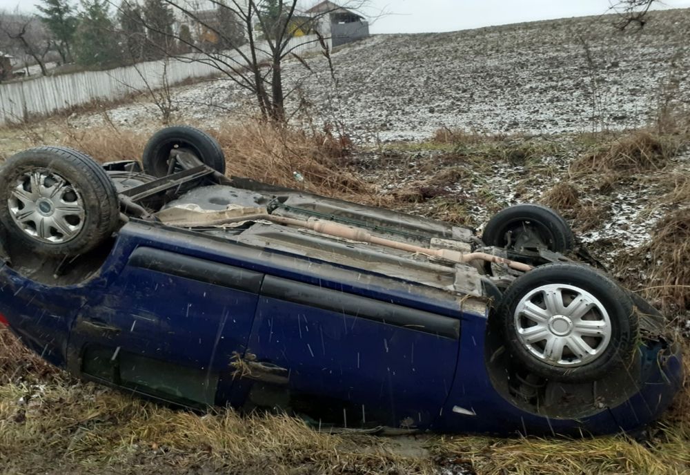 Două femei au ajuns la spital după ce s-au răsturnat cu mașina